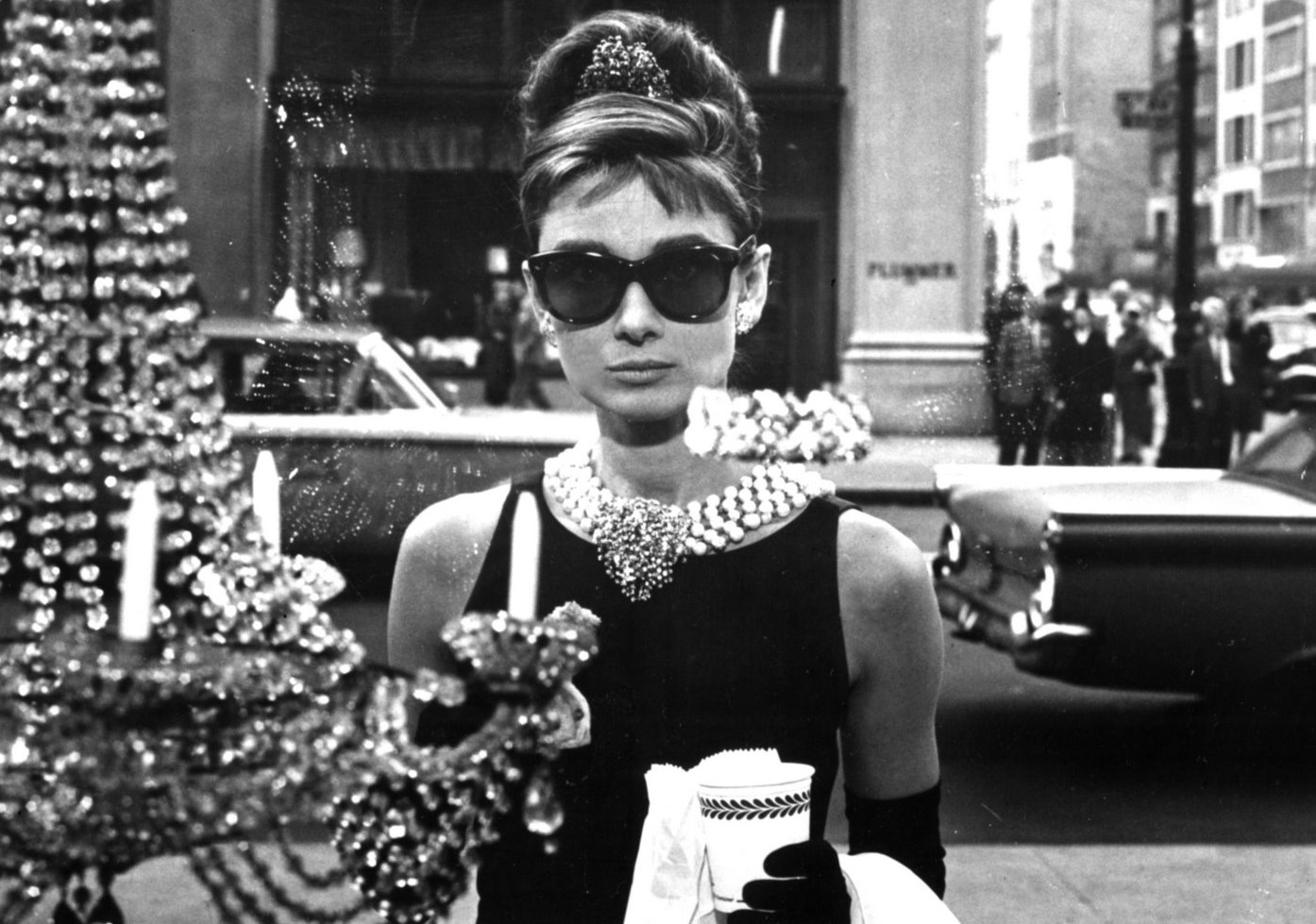 Audrey Hepburn com óculos estilo Wayfarer
