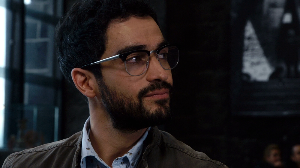 Outro modelo de óculos de grau de Hernando, personagem de Alfonso Herrera na série Sense8