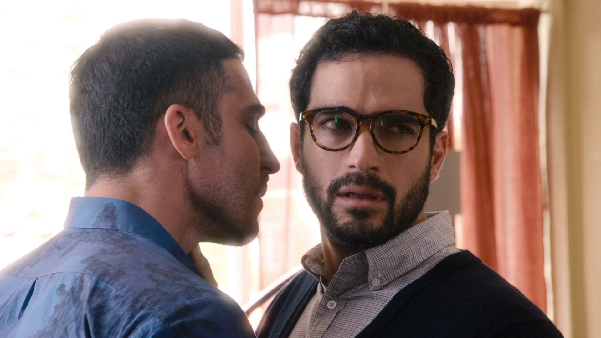 Hernando, personagem de Alfonso Herrera na série Sense8, arrasa com seus óculos de grau