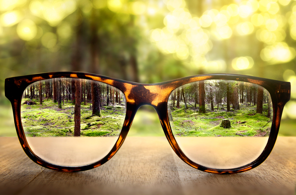 Óculos de grau corrigem erros de refração