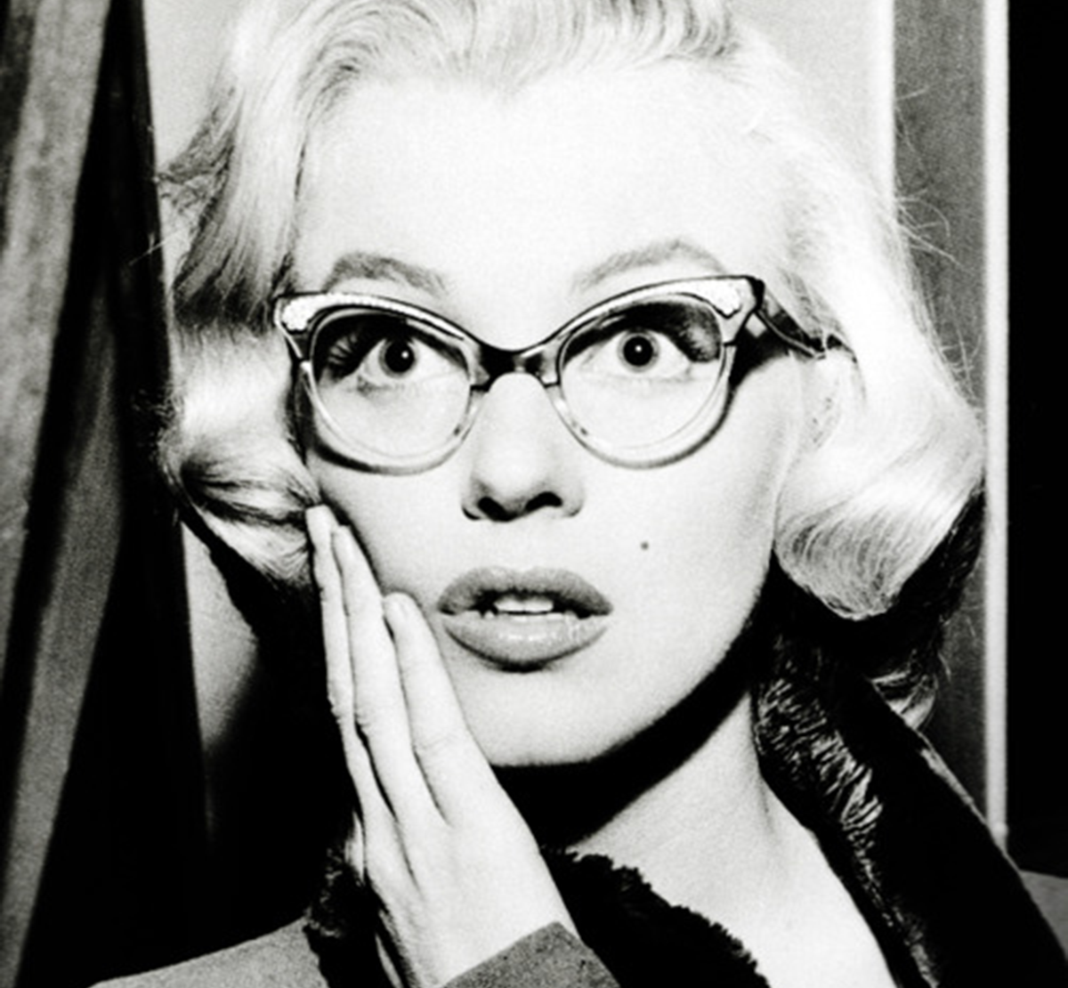 Marilyn Monroe com óculos gatinho